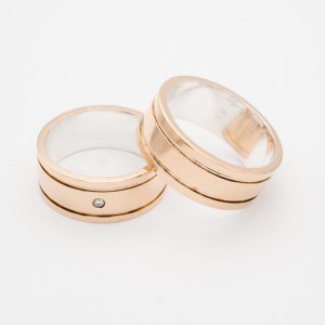 ALIANÇA MOEDA QUADRADA 8.M.M DOIS CORTES E PEDRA ZIRCÔNIA