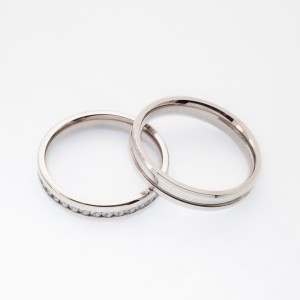 ALIANÇA AÇO QUADRADA 4.M.M CRAVEJADA ANATÔMICA POR DENTRO