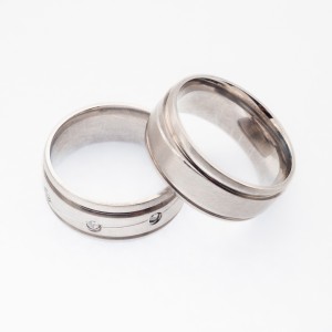 ALIANÇA QUADRADA 8M.M FRIZO COM TRÊS PEDRAS ANATÔMICA POR DENTRO