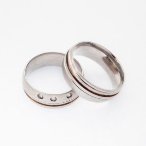 ALIANÇA AÇO REDONDA 7M.M TRÊS PEDRAS FRISO DOURADO ANATÔMICA POR DENTRO