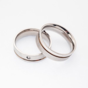 ALIANÇA AÇO QUADRADA 6M.M FIO DOURADO ANATÔMICA POR DENTRO