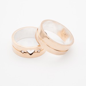 ALIANÇA MOEDA CORAÇÃO VAZADO 7 M.M  QUADRADA E RETA POR DENTRO