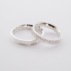 ALIANÇA PRATA QUADRADA CRAVEJADA 4M.M